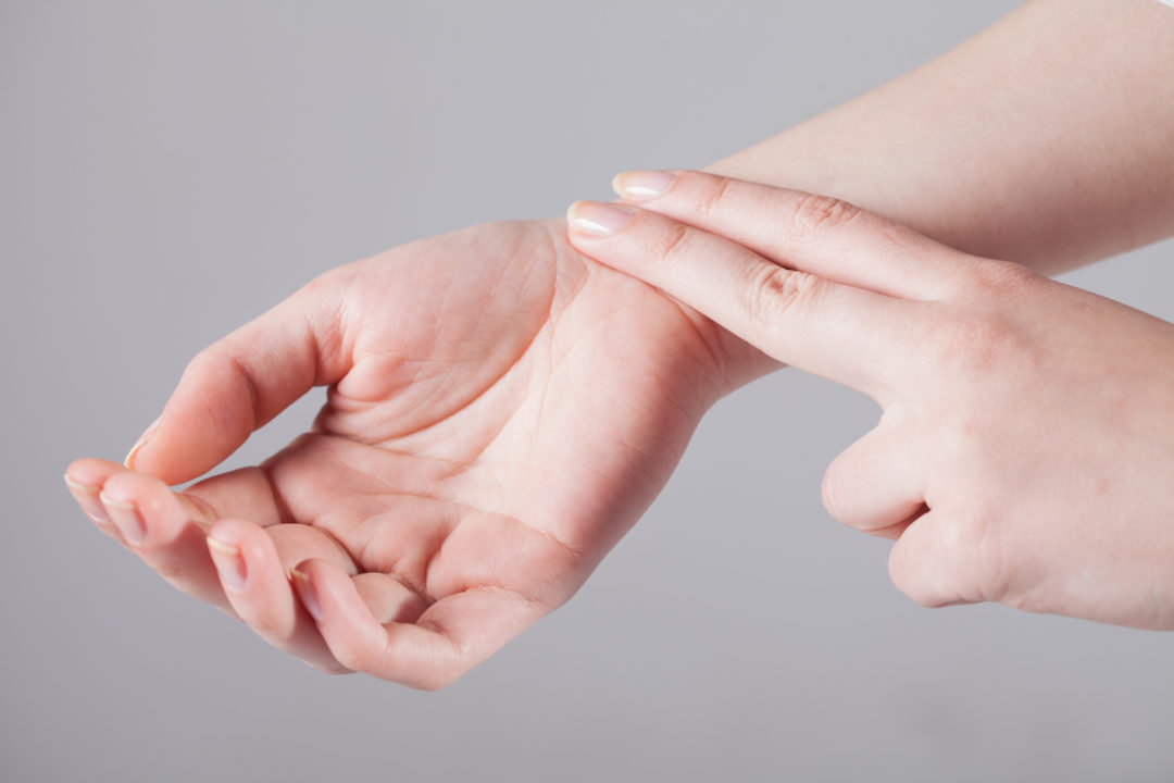 женщина измеряет пульс