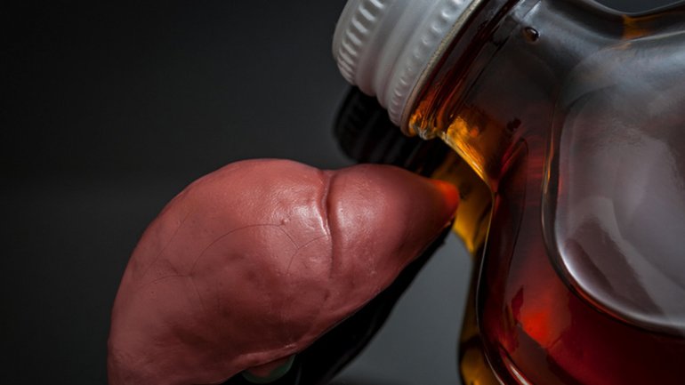 Частое употребление алкоголя — прямой путь к поражению печени.