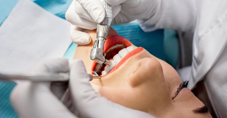 Чистка зубов в кабинете стоматолога;