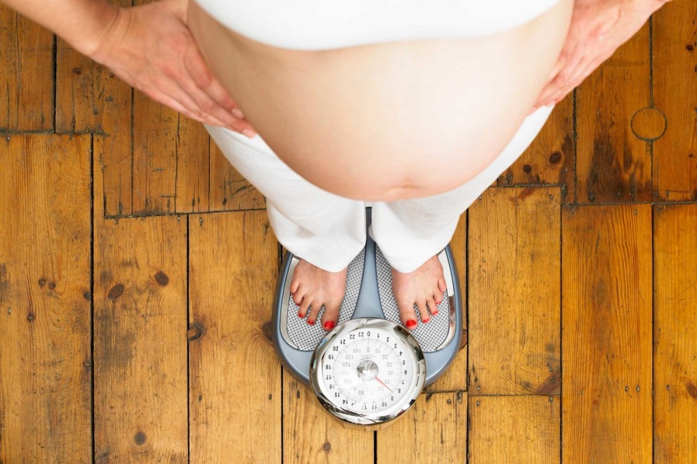 беременная на весах