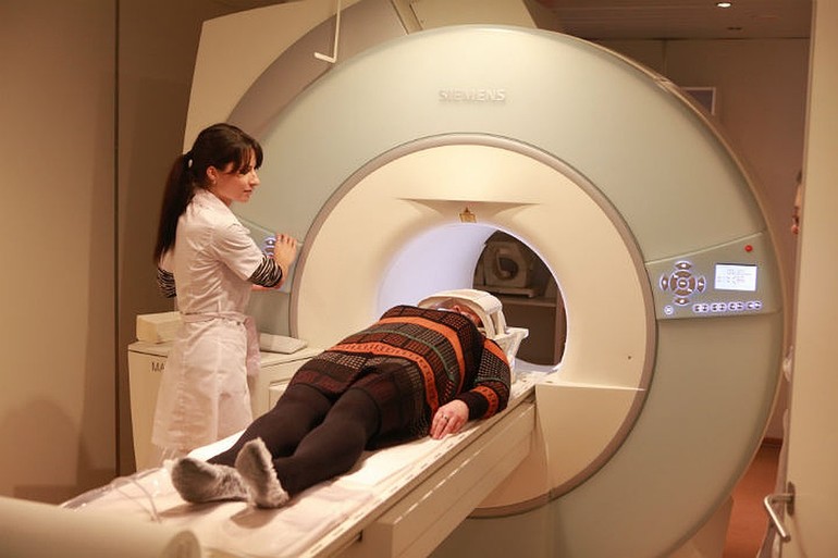 Для диагностики жировой эмболии лучше всего использовать МРТ