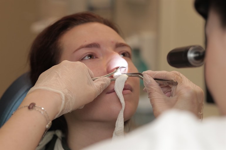 Кровь из носа, причины у взрослого