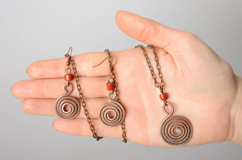 Ношение медных украшений