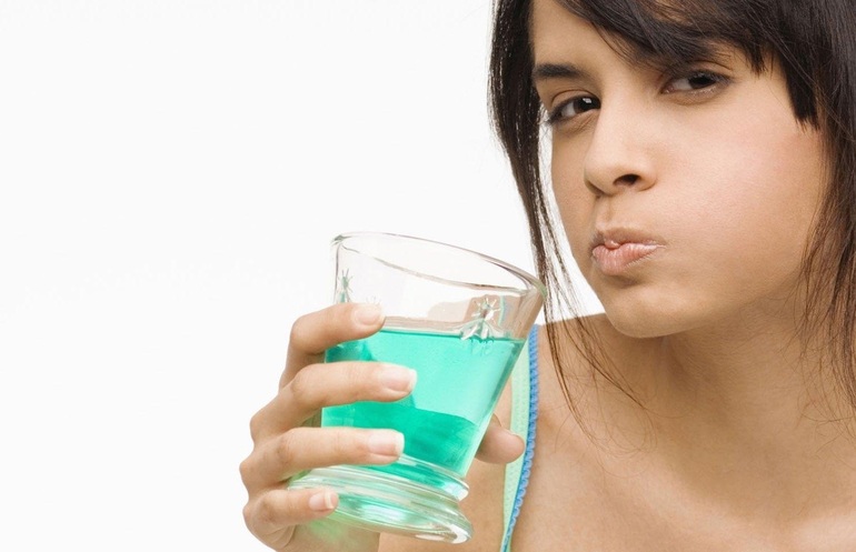 Нужно полоскать полость рта