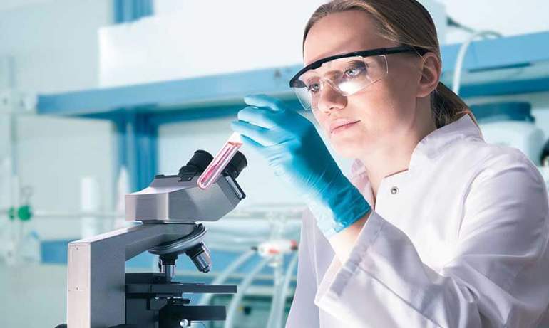 Под микроскопом специалист обнаружит эритроциты серповидной формы