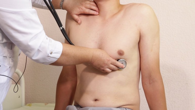 Проводит аускультацию сердца,