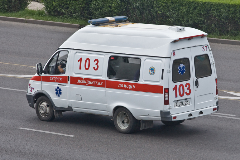 Рекомендуется немедленно вызвать скорую помощь при инсульте