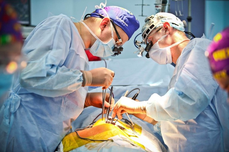 Для устранения порока проводится операция.