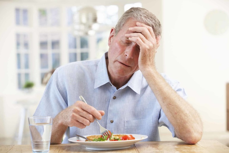 Возникает головная боль, снижается аппетит.